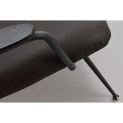 PRESCOTT Nojatuoli Nahkaverhoilulla 19 PRESCOTT Nojatuoli Nahkaverhoilulla -Brafab Huonekalut Kauppa Presscott tuoli ruskea 120111 detalj